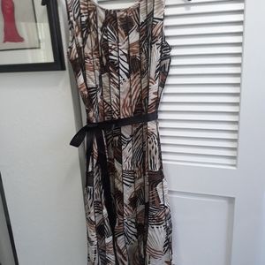 Sleeveless dress, color brown, black, and beige.